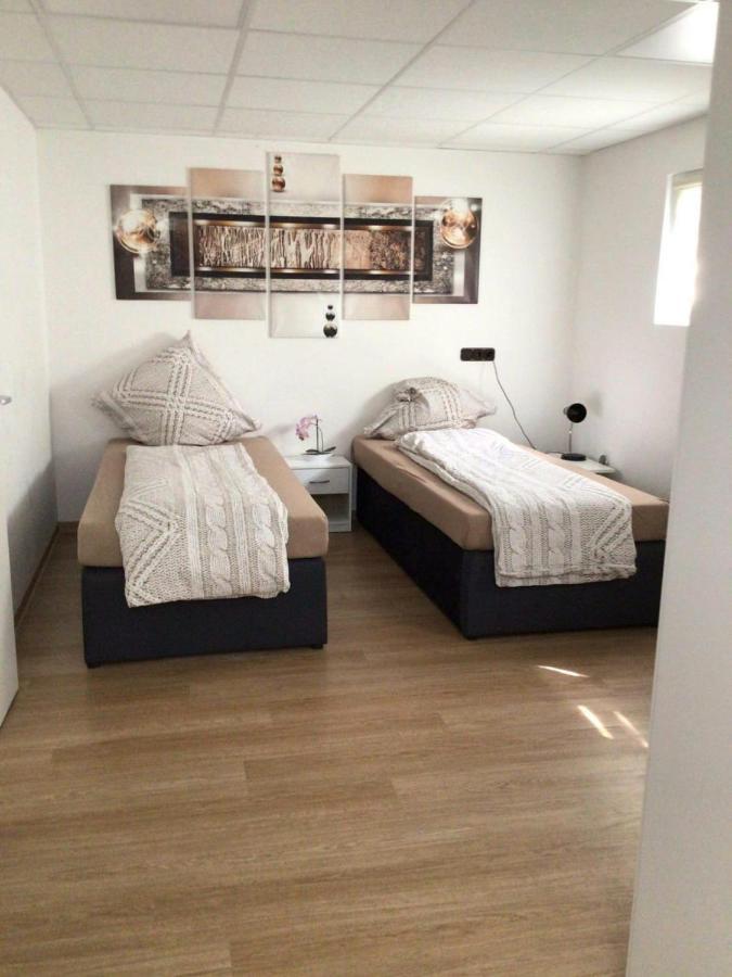 Apartments Rhona III Und IV Neunkirchen City Bagian luar foto